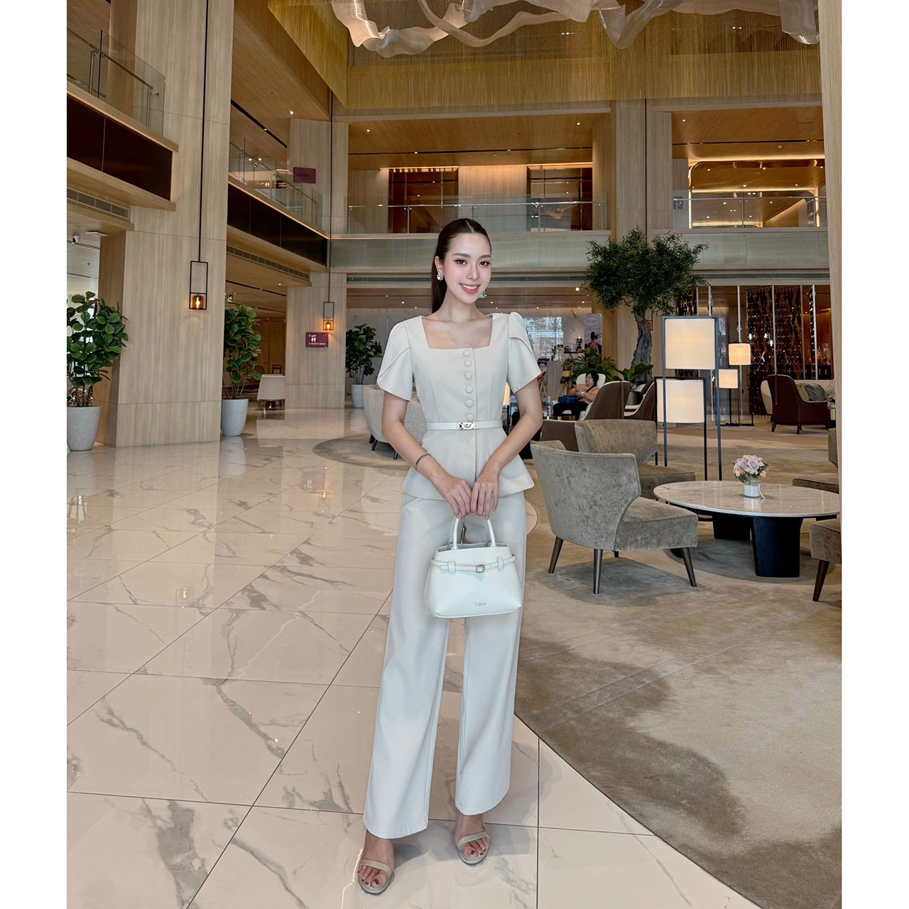 kudapy เซ็ตโทนช็อกโกแลต/ครีมทรงสวย” ลุคเวิร์คกิ้งวูแมนที่พร้อมเปล่งประกายในทุกโอกาส คอเหลี่ยม เสริมดีเทลกระดุมหน้า