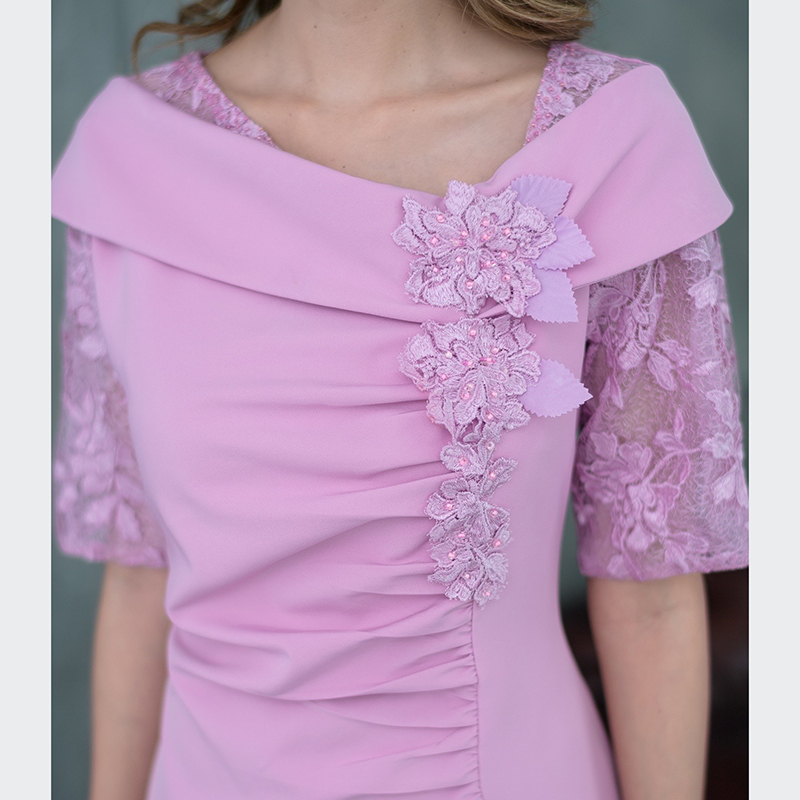 kudapy เดรสสั้นทรงปาดไหล่สีชมพูม่วง/สีดำ แขนสั้นแต่งดีเทลเยอะมากๆ งานฝีมือล้วนๆ ตัวเดรสเป็นผ้าพื้นเนื้อนมผ้านสวมใส่สบายค่ะ ช่วงแขนเป็นผ้าลูกไม้