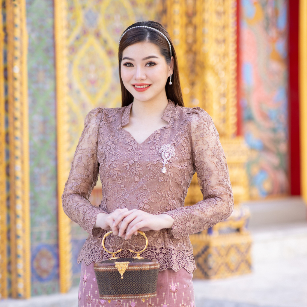 kudapy ชุดเซ็ทเสื้อลูกไม้พรีเมี่ยมคอดาว เนื้อผ้าลูกไม้ฝรั่งเศสสุดละมุน สั่งทอแบบพิเศษ มาพร้อมกับผ้าถุงผ้าไหมแพรวากาฬสินทร์สำเร็จรูปอัดกาวอย่างดี