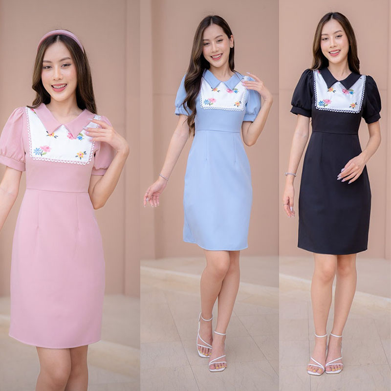 kudapy เดรสสั้นสีชมพู/สีฟ้า/สีดำ ปักอกลายดอกไม้ คอปก เนื้อเบาใส่สบาย