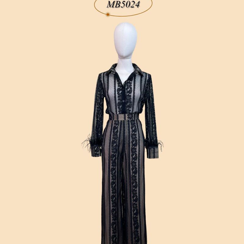 kudapy ชุดเซทสีฟ้า/สีดำ เสื้อติดกระดุมด้านหน้า กางเกงขายาวทรงกระบอกผ้าซีทรูลายลูกไม้ ตกแต่งด้วยขนนกปลายแขน มีซับเฉพาะส่วนของกางเกง