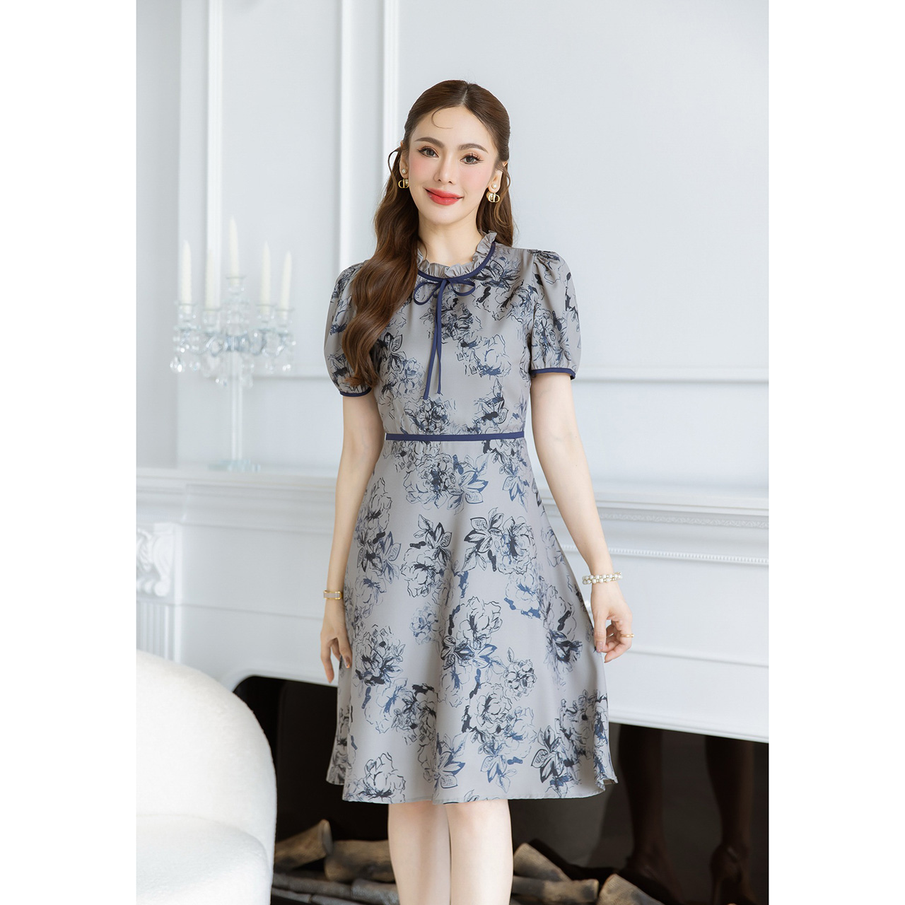 kudapy เดรสสั้นสีดำ/สีเทา ลายดอก ดีเทลจับจีบช่วงคอ ผูกโบว์สวยเก๋ ตัดขอบเอวและแขน สวยเรียบร้อย ลายผ้าพิมพ์ลายเส้นตัดสีพื้น