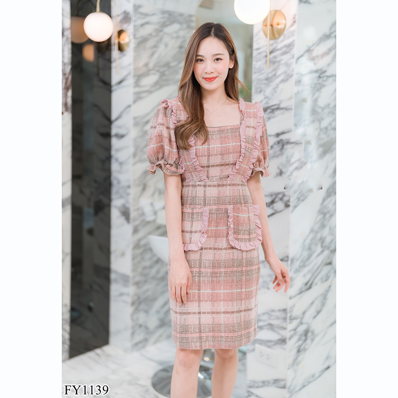 kudapy เดรสสั้นสีดำ/สีชมพู ลายสก็อตระบายช่วงไหล่แขนจั๊ม
