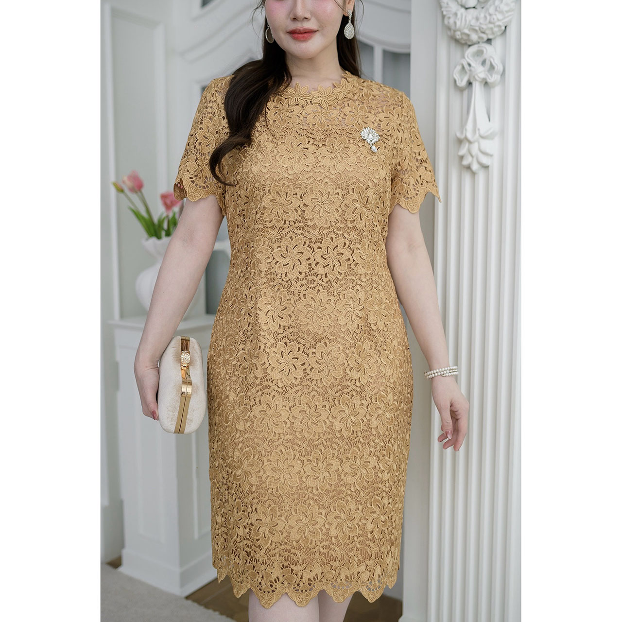 kudapy เดรสสั้นสีชมพูกะปิ/สีทอง ลูกไม้คอดอกไม้พรีเมี่ยม ลายดอกไม้สวยเต็มดอกดูหรูหรา ผ้าเงาดอกแน่นเรียงตัวสวย