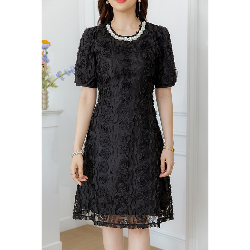 kudapy เดรสสั้นสีชมพู/สีดำ ผ้ากุหลาบ ผ้าสวยมีเทคเจอร์ ทรงสวยเรียบหรู โดดเด่นที่เนื้อผ้า ประดับมุกช่วงคอเพิ่มความสวยหรู