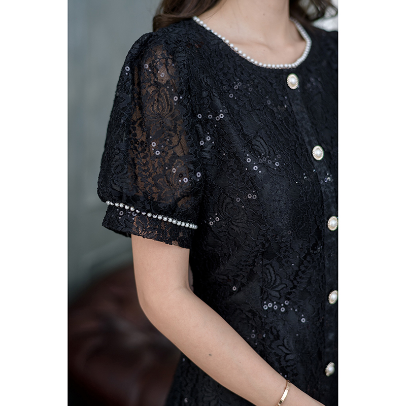 kudapy เดรสสั้นสีชมพู/สีดำ ลูกไม้ แขนสั้นตุ๊กตาค่ะ รอบคอและรอบแขนตกแต่งด้วยมุกหวานมาก ด้านหน้าตัวเดรสแต่งกระดุมมุกเพื่อความสวยงาม