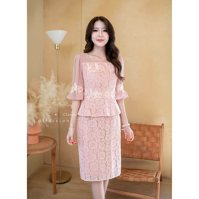 kudapy เดรสสั้นสีชมพูอ่อน/สีเขียวอ่อน ลูกไม้ เป็นเดรสลูกไม้เอวระบาย ช่วงแขนเป็นชีฟอง ตกแต่งดอกไม้ช่วงเอว อก และปลายแขน ดีเทลดอกไม้จะเป็นงานปักลูกปัด มุก และเพชร