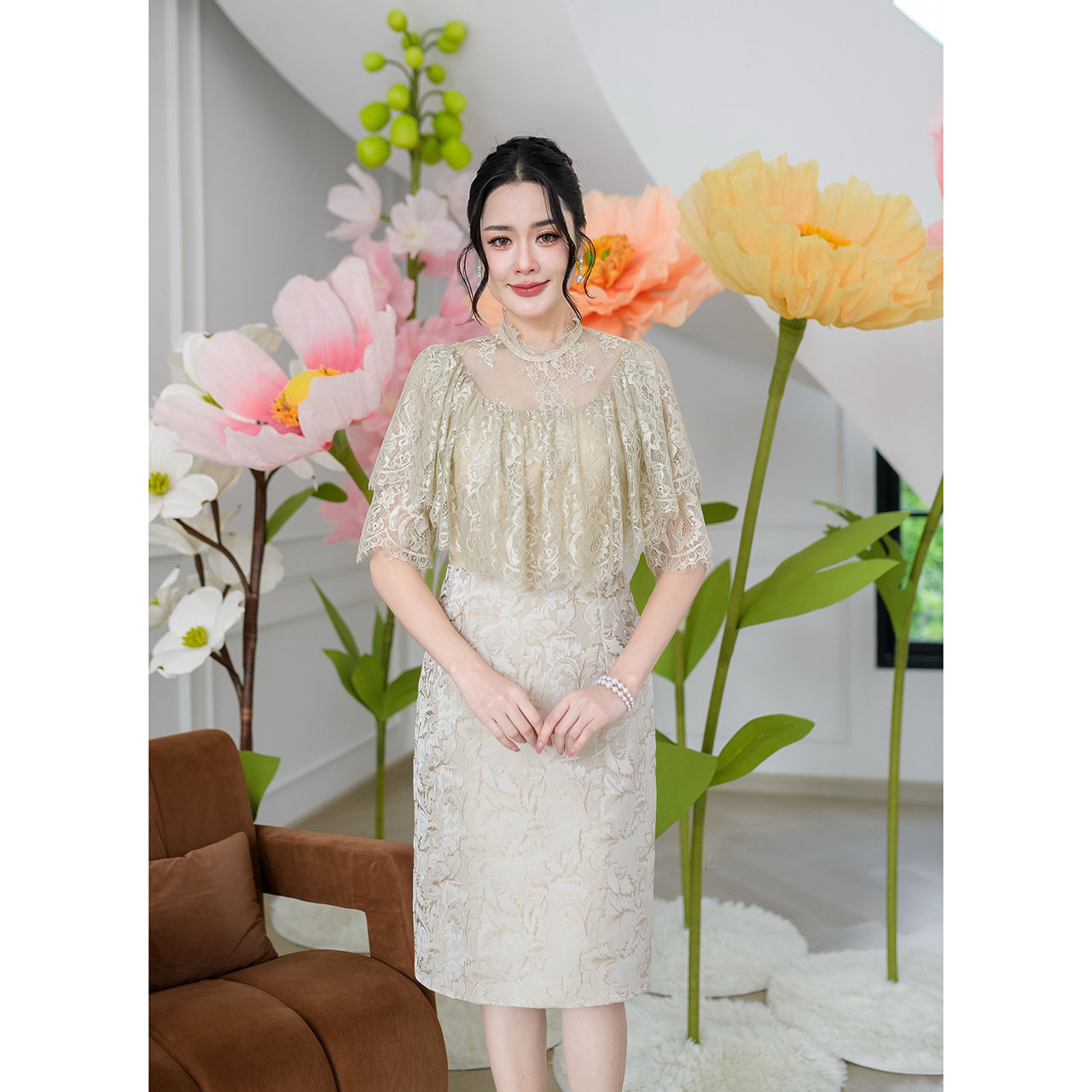 kudapy เดรสทรงคอปีนและผ้าลูกไม้ฝรั่งเศส ด้านบนเป็นผ้าลูกไม้ฝรั่งเศสคลุมไหล่คอปีนด้วยลูกไม้บางๆ