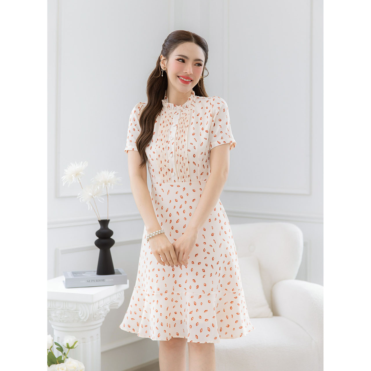 kudapy เดรสลายใบไม้ โทนสีสวยสะอาดตา ช่วงอกเย็บเป็นเกล็ดแนวตั้งระหว่างกระดุม ช่วงคอจับจีบเพิ่มความสวยละมุน