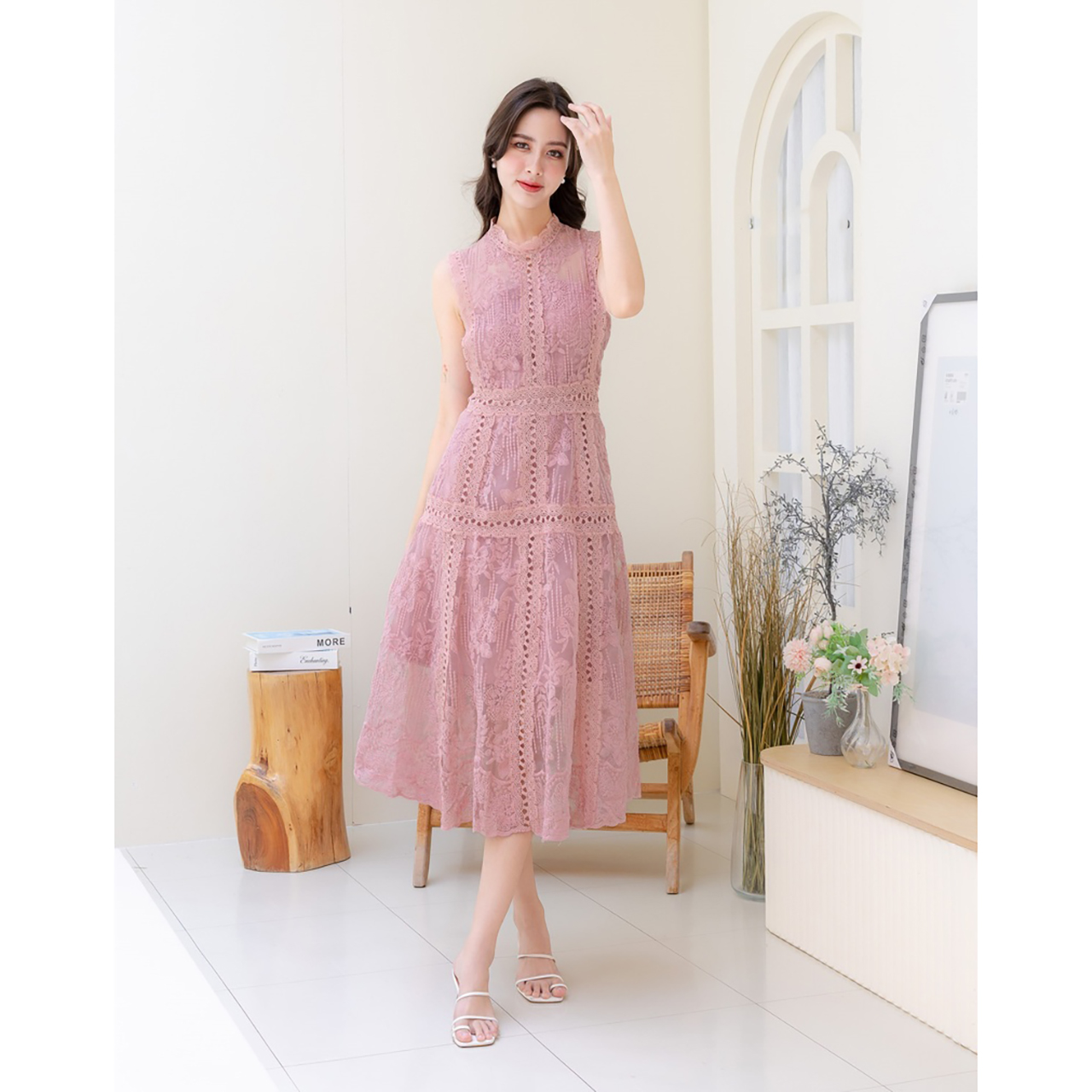 kudapy เดรสยาวสีชมพู/สีขาว/สีกรม ผ้าถักลายดอก แขนกุด งานซิปด้านหลัง