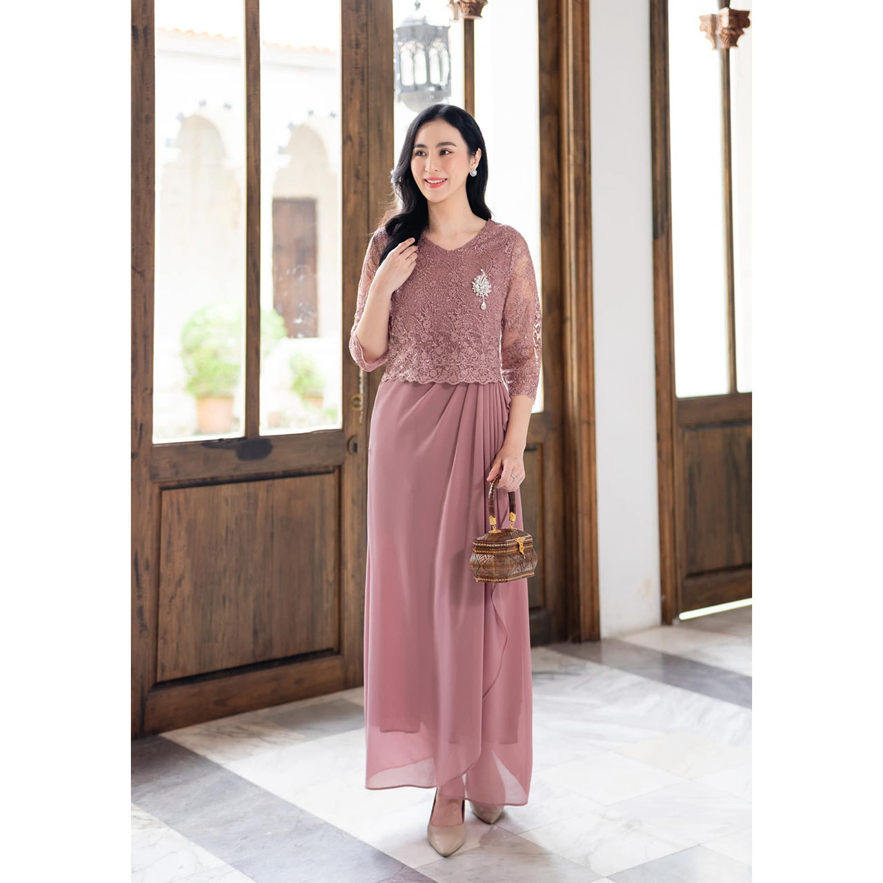 kudapy เดรสยาวสีชมพู/สีครีม/สีชมพูกะปิ เดรสออกงานตัวเสื้อลูกไม้ใยบวบทอแน่น ลูกไม้ปักเลื่อม ตัวกระโปรงจับจีบเป็นผ้าชีฟอง2ชั้น