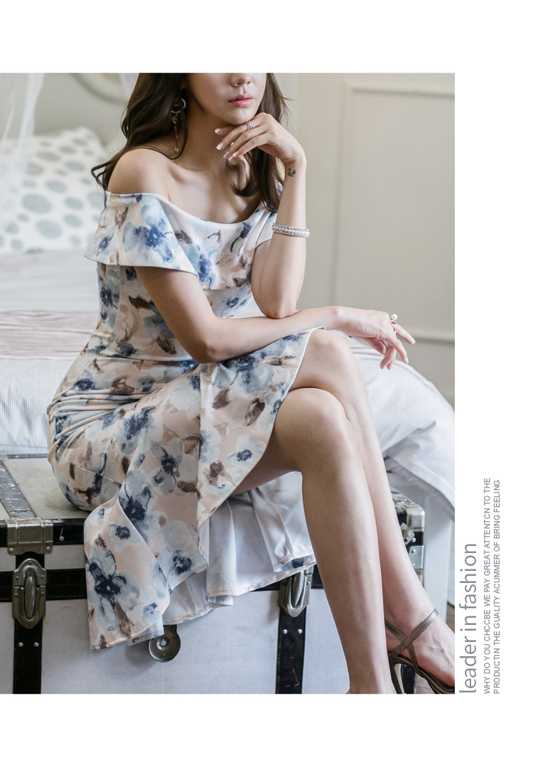 ชุดเดรสออกงานสีขาวน้ำเงิน ผ้าโพลีเอสเตอร์ผสม พื้นสีชมพูอ่อน พิมพ์ลายดอกไม้โทนสีน้ำเงิน