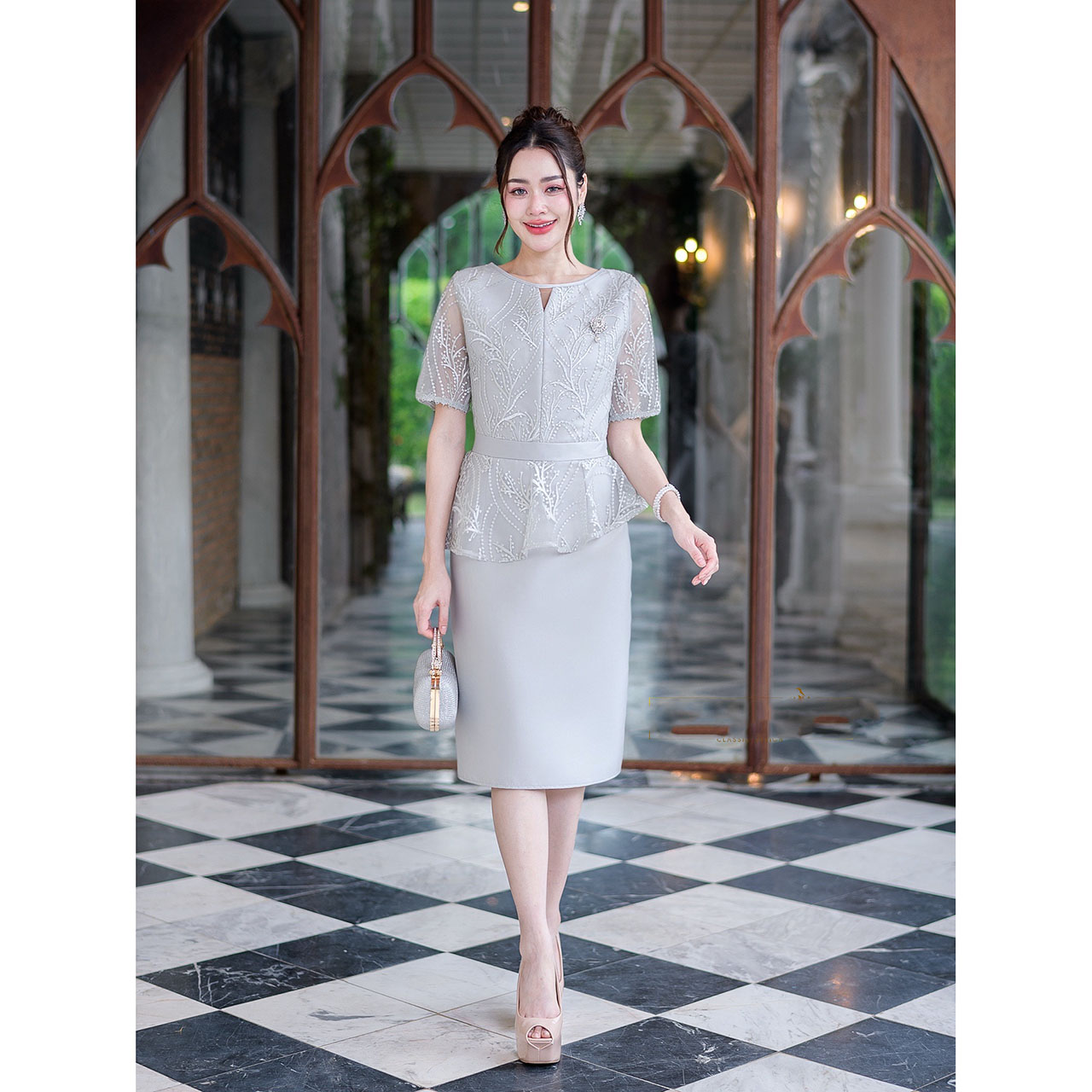 kudapy เดรสสั้นสีชมพู/สีเทา ผ้าไหมแต่งลูกไม้ดีไซน์แขนสั้น เอวต่อ ช่วคอฉลุตัดต่อผ้า ช่วงเอวต่อระบายคลุมหน้าทองแบบเฉียง