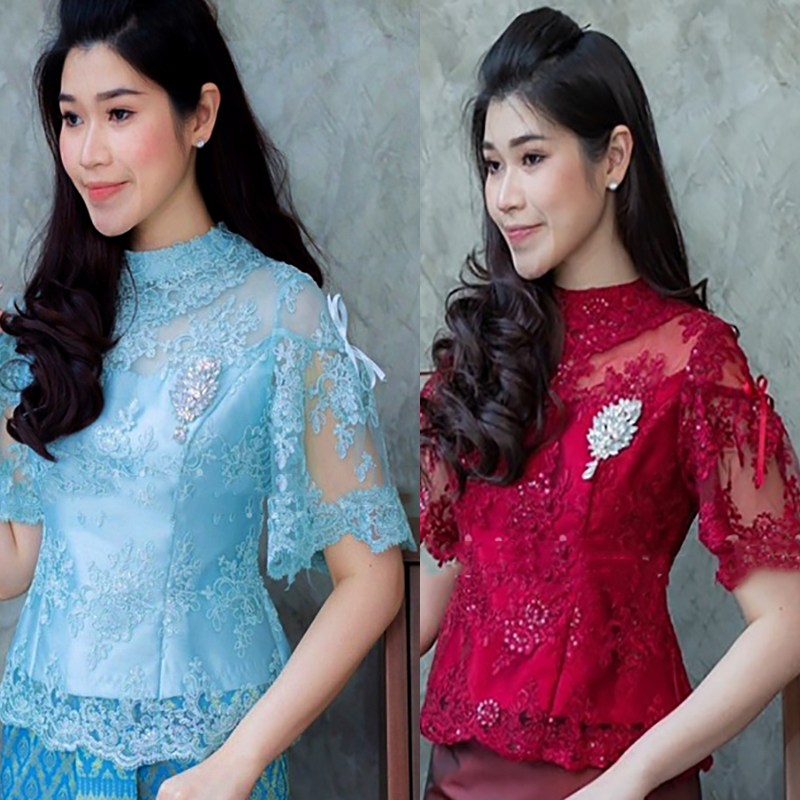 kudapy เสื้อลูกไม้แขนพองสีฟ้า/สีแดง เก็บเอวสวย คอตั้ง มีซบในผ้าซาตินอย่างดี ผ้าลูกไม้ปักเลื่อม