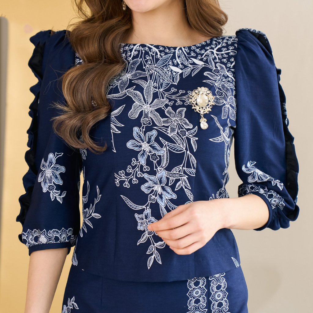 kudapy ชุดกระโปรงลายปาเต๊ะสีดำ/สีน้ำเงิน ผ้าคอนตอนพิมพ์ลายปาเต๊ะ สวยงาม รีดอัดกาวทั้งชุด ผ้าไม่บาง อยู่ทรง รีดกาวทั้งชุด