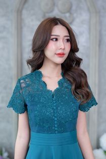 kudapy เดรสสั้นคอหยักตัววีสีเขียวอมฟ้า/สีม่วง คอวีแขนสั้น เสื้อลูกไม้ ดีไซน์แบบสวยดูแพง เป็นการออกแบบผสมผสานผ้าลูกไม้ปักเงาเล่นเชิงผ้าช่วงคอและชายแขนเสื้อ ด้านหน้าแต่งกระดุมเล็กๆ