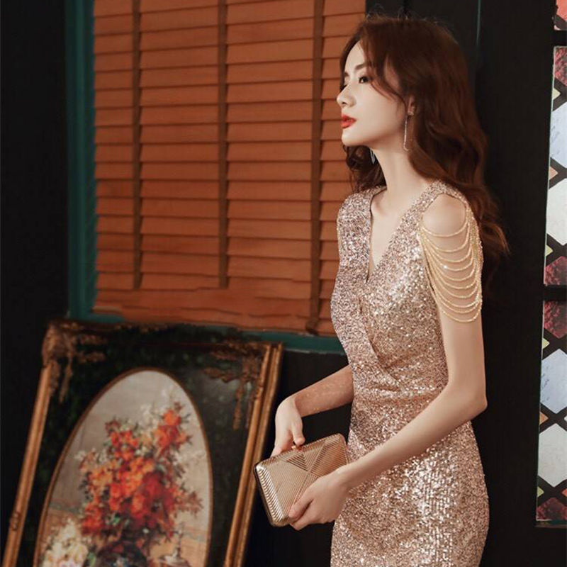 kudapy เดรสสั้นสีน้ำตาล ออกงานเซ็กซี่แบบมีระดับ ใช้ผ้าเนื้อดีปักเลื่อมละเอียดทั้งตัว ช่วงแขนคริสตัลระย้า ข่วงล่างเข้ารูปทรงสอบสวย