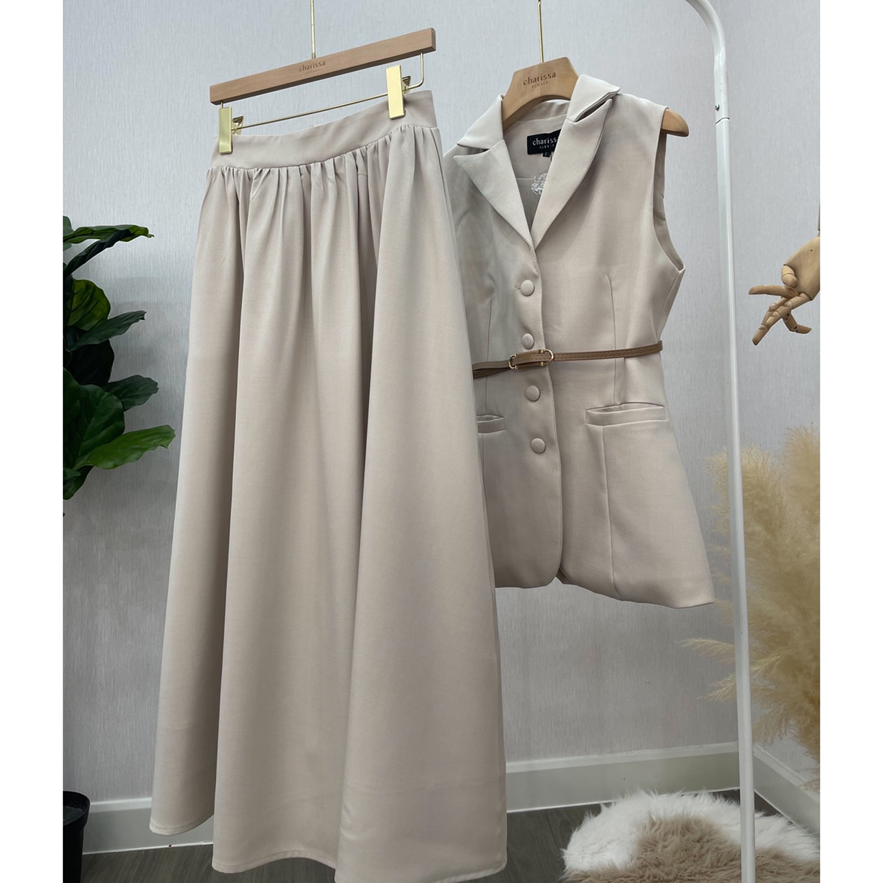 kudapy เซ็ทเสื้อแขนกุดมาพร้อมกับกระโปรงทรงยาว เสื้อเก็บทรงสวย แต่งปกสูทกระดุมปั้มติดได้จริง