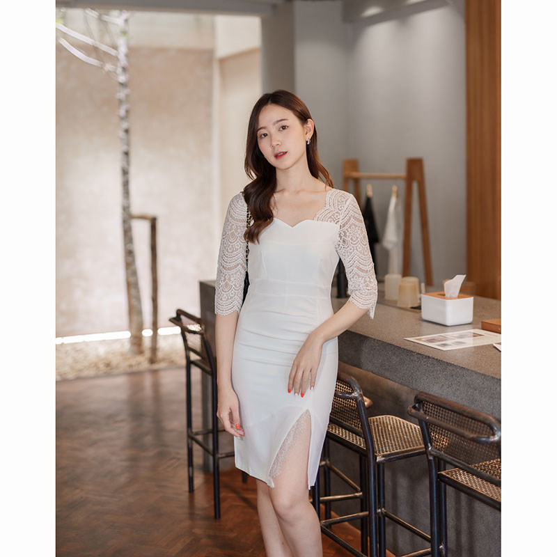 kudapy เดรสสั้นสีขาว ทรงเข้ารูป แขนลูกไม้ซีทรู แนวเรียบหรู สวยดูดี เรียบหรูดูแพงสวยหรูดูดี ชุดไปงานแต่ง ชุดรับรางวัล ชุดไปงานเลี้ยง ชุดปาร์ตี้ ชุดเจ้าสาวมินิมอล