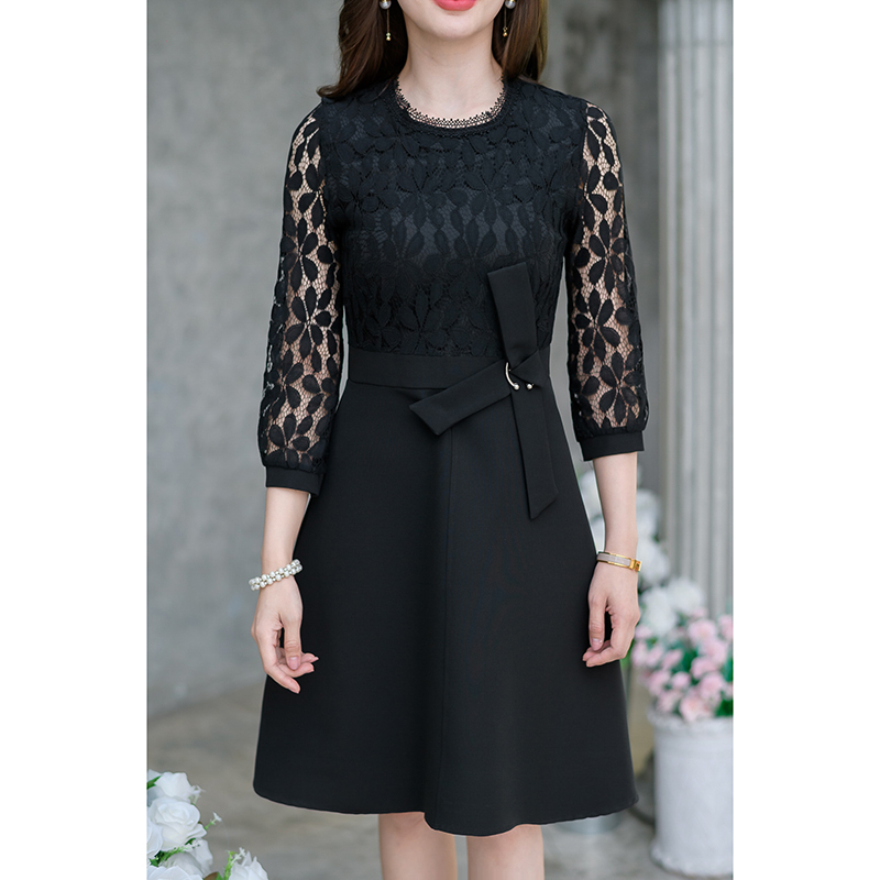 kudapy เดรสสั้นสีดำ เอวโบว์ เป็นลูกไม้ลายทูโทนนิดๆ แขนยาวห้าส่วน ตัดต่อกระโปรงผ้าพื้น แต่งด้วยโบว์ทรงกิ๊บเก๋ช่วงเอว กระโปรงเนื้อผ้าอย่างดีสวยทิ้งตัว