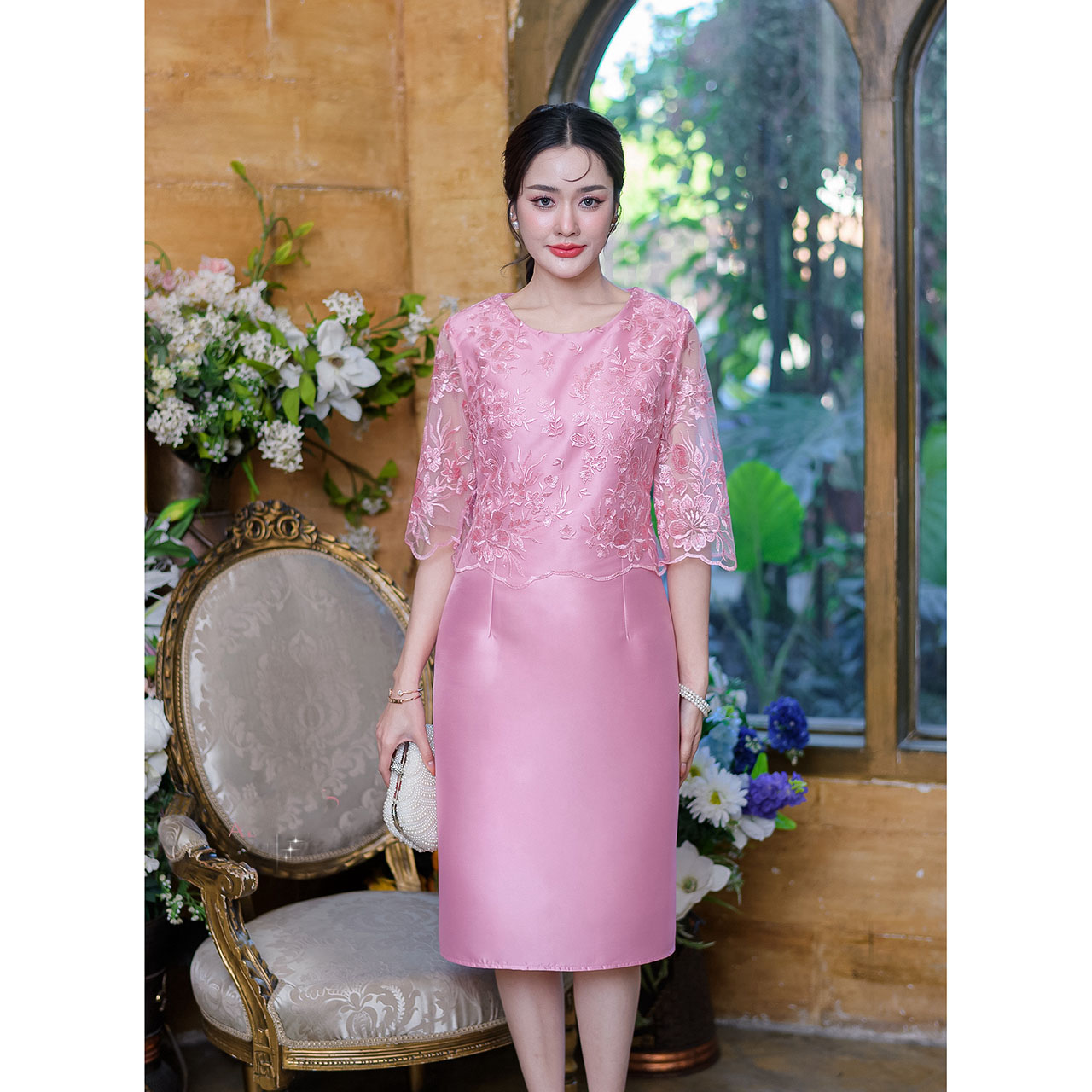 kudapy เดรสสั้นสีชมพู/สีน้ำตาล ผ้าไหมช่วงบนดีไซน์เย็บคลุมด้วยลูกไม้ซีทรูปักลายดอกไม้