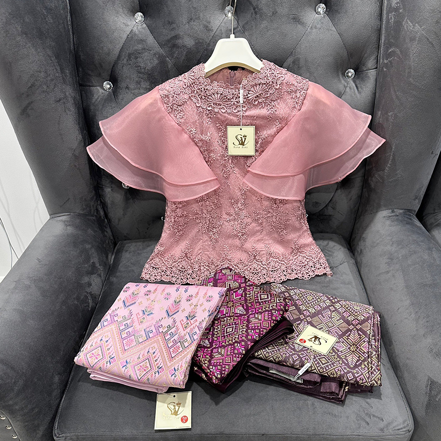 kudapy เสื้อลูกไม้สีขาว + ผ้าถุงสีเทา สีชมพู สีแดงน้ำตาล เซตเข้าชุดใส่ไปงานแต่ง มีซับใน ซิบหลังอย่างดีค่ะ