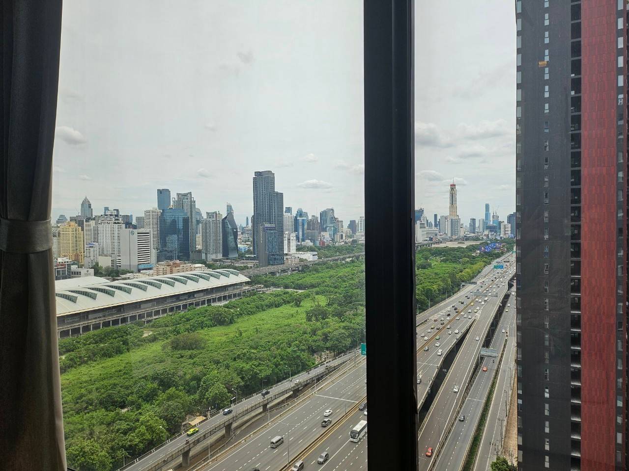 ปล่อยเช่าคอนโด Chewathai Residence Asoke (ชีวาทัย เรสซิเดนซ์ อโศก) - 1ห้องนอน 1ห้องน้ำ 1ห้องนั่งเล่น - ใกล้ MRT พระราม 9 - ขนาดห้อง 29+5 ตรม. ชั้น 21