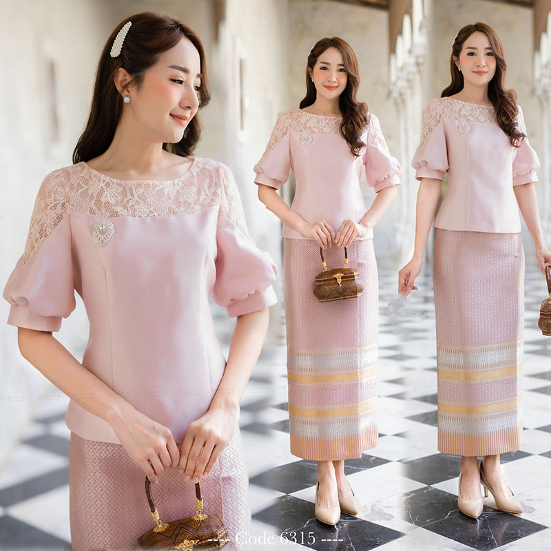 kudapy เสื้อผ้าไหมแต่งด้วยลูกไม้ฝรั่งเศสสีพิ้งโกล์ด/ ครีม ตัวเสื้อผ้าไหมอัดกาวทั้งตัวและมีซับในเป็นผ้าคอตตอนอย่างดี ทรงแขนตุ๊กตาเว้นลูกไม้(เฉพาะเสื้อ)