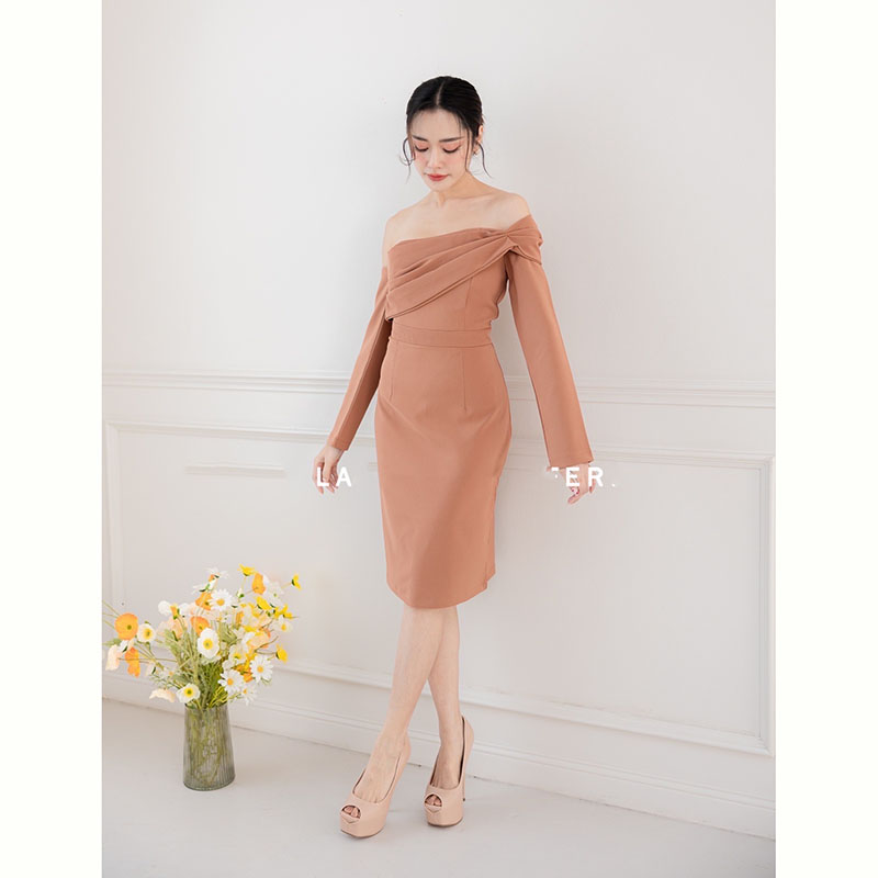 kudapy เดรสสั้นสีน้ำตาล , นู้ด , แดง ปาดไหล่ ดีเทลแต่งแขนยาว ให้ลุคไฮโซสุดด ขอบอกว่าสวยทุกสี ใส่แล้วขับผิวเว่อ