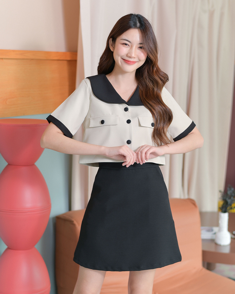 kudapy เสื้อครอปทูโทนดีไซน์น่ารัก แต่งปกกะลาสีเล่นสีทูโทน กระดุมหน้าเป็นกระดุมปั๊มเพิ่มความปัง เนื้อผ้าอยู่ทรง (เฉพาะเสื้อ)