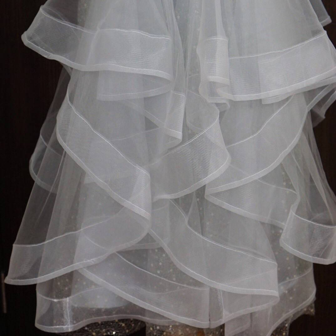 kudapy ชุดเดรสออกงานกระโปรงระบายหลายชั้น คอแต่งประดับมุก อกลูกไม้ปักดอก 3D