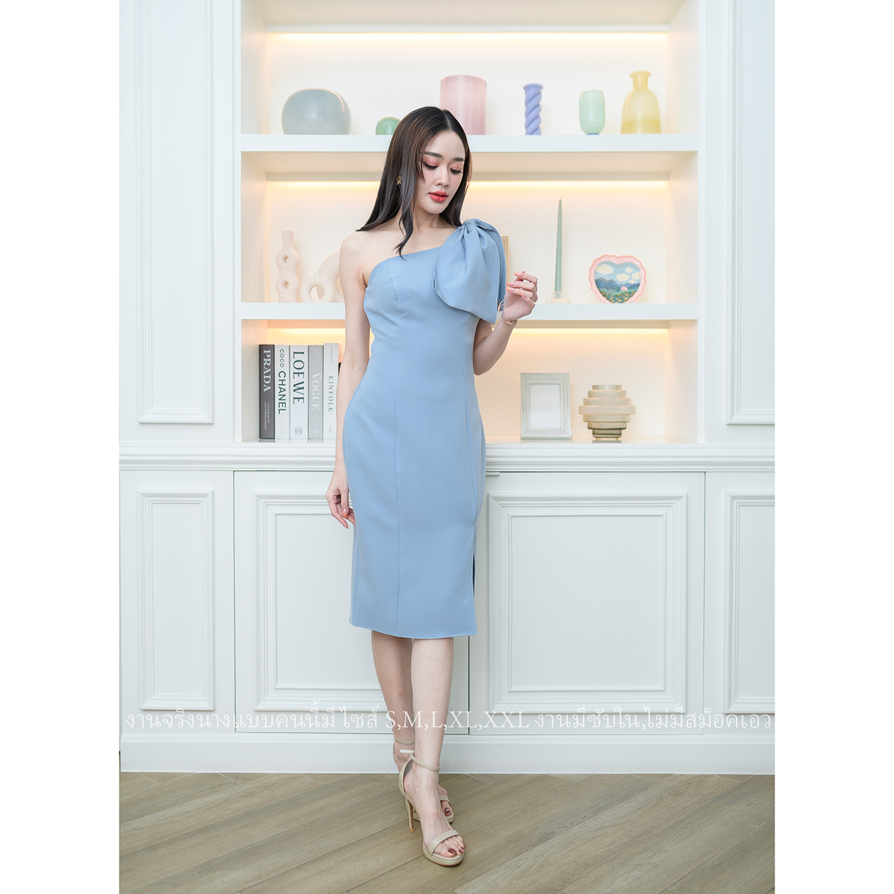 kudapy เดรสสั้นสีขาว/สีฟ้า/สีแดง สวยออกงานทรงไหล่เบี่ยงแต่งโบว์น่ารักปนเซ็กซี่ มีซับในซิปหลัง