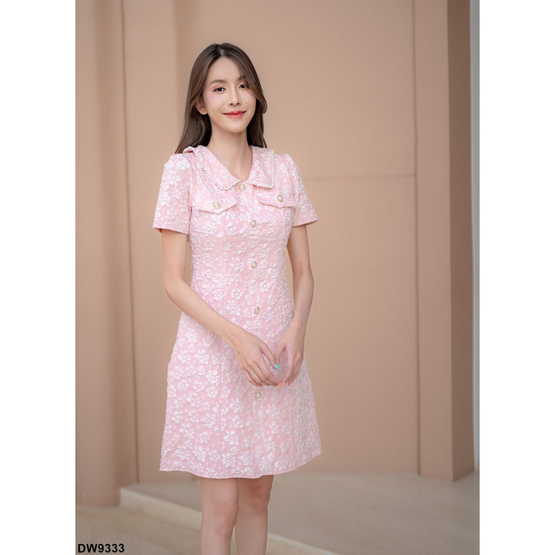 kudapy เดรสสั้นสีขาว/สีน้ำเงิน/สีชมพู ทรงเข้ารูปอัดลายดอกผ้านูน ปกคอบัว มีซิปด้านหลัง