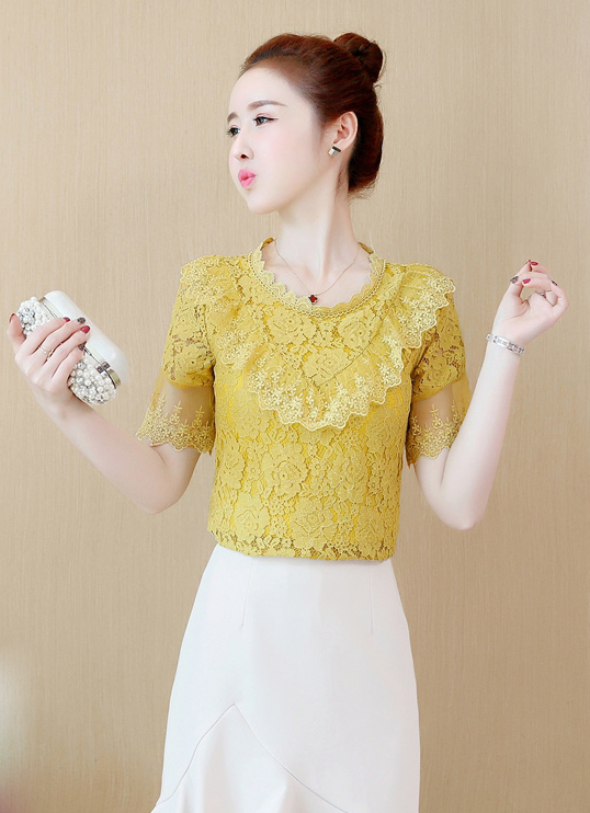 เสื้อลูกไม้สีเหลือง หน้าอกเสื้อแต่งด้วยผ้าลูกไม้ปักด้ายด้ายสีเหลือง ระบายเป็นรูปตัววี