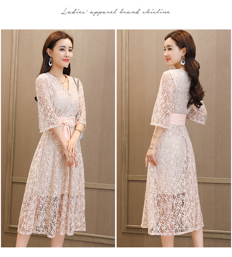 ชุดเดรสผ้าลูกไม้สีครีม คอวี กระดุมหลอกที่หน้าอก แขนยาวสี่ส่วน มีผ้าผูกเอวสีโอรส