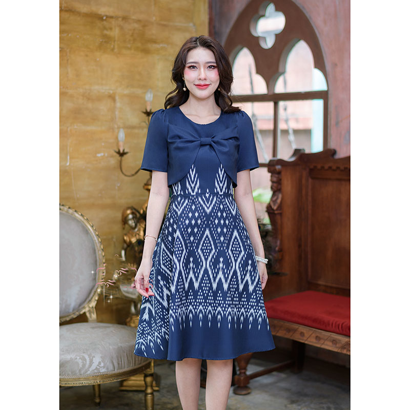 kudapy เดรสลายไทย ดีเทลแต่งโบว์ที่อกงาน เนื้อผ้าทอผสมเลียนแบบผ้าไทยแต่ปรับให้ใส่สบายเนื้อผ้าจะเบาไม่ร้อน