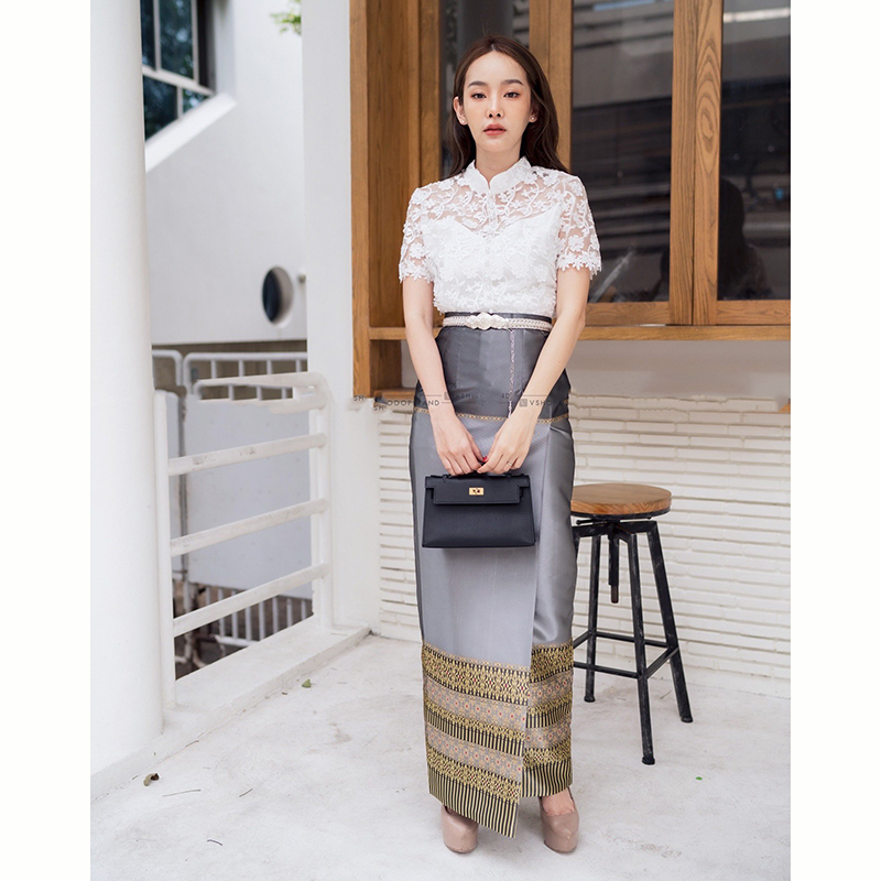 kudapy ลูกไม้ปัก แบบ 3D คอจีน ซับในอย่างดี แต่งมุขเรียงยาวถึงชายเสื้อ ซิปหลัง มาพร้อมกับผ้าถุงไหมแพรทิพย์