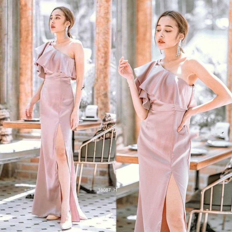 kudapy Maxi Dress แม็กซี่เดรสยาวสีกรม/สีชมพู/สีน้ำตาล/สีเทา/สีแดง ชุดออกงาน เดรสไหล่เบี่ยง ระบาย งานซิปหลัง ผ้าซาร่าเงา