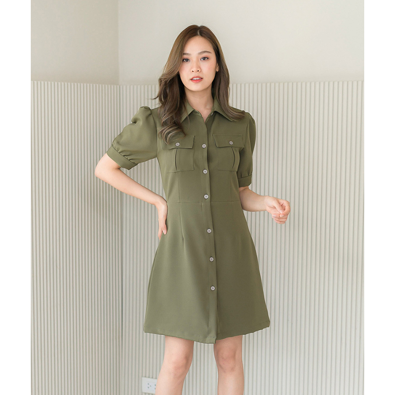 kudapy ชุดเดรสสั้นสีต้ำตาล/สีเขียว/ คอปก กระดุมหน้า แขนตุ๊กตารูดพองเบาๆ เพิ่มกิมมิคติดกระเป๋าที่อกสองข้าง