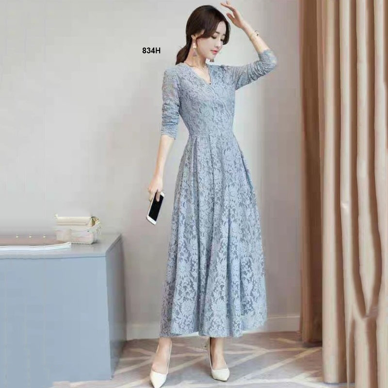 kudapy เดรสยาวสีเทา/สีขาว/สีโอรส/สีแดงเลือดหมู ลูกไม้แขนศอก คอวีป้ายหน้า (ช่วงบนไม่มีซับใน)งานลูกไม้ลายสวยหรู เย็บบุซับในช่วงกระโปรงอย่างดี