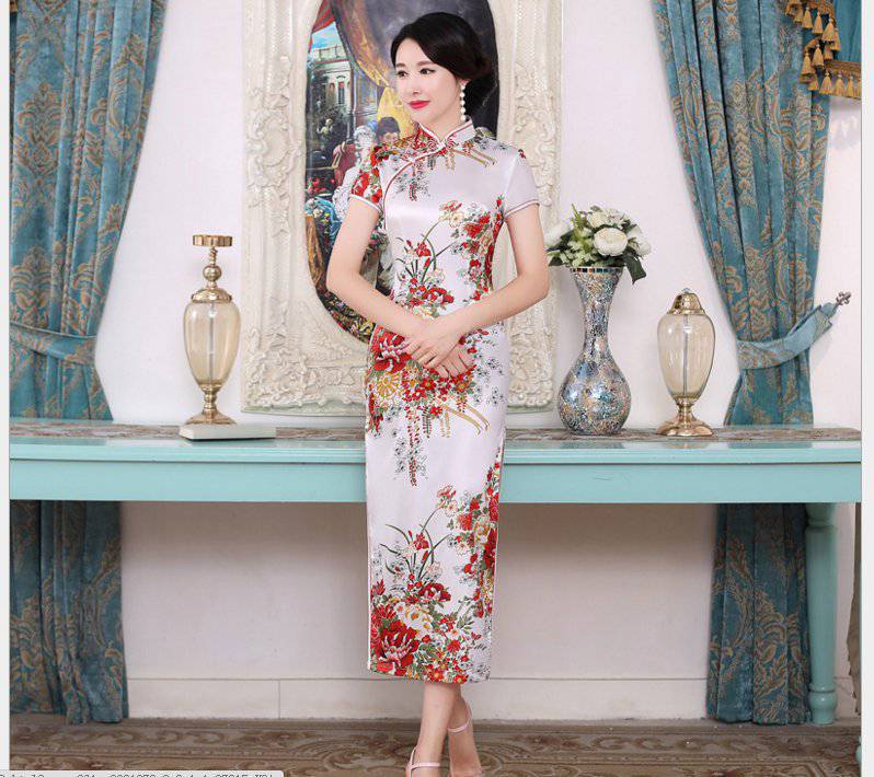 kudapy เดรสยาวกี่เพ้ายาวสีครีม ทอลายและนกฟีนิกซ์ คอจีน แขนสั้น มีซิบด้านข้างลำตัว ให้สวมใส่ง่าย แหวกที่ชายกระโปรงทั้ง 2 ข้าง