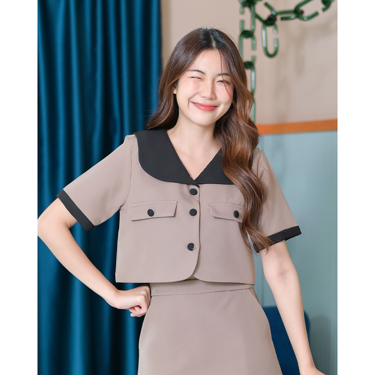 kudapy เสื้อครอปทูโทนดีไซน์น่ารัก แต่งปกกะลาสีเล่นสีทูโทน กระดุมหน้าเป็นกระดุมปั๊มเพิ่มความปัง เนื้อผ้าอยู่ทรง (เฉพาะเสื้อ)