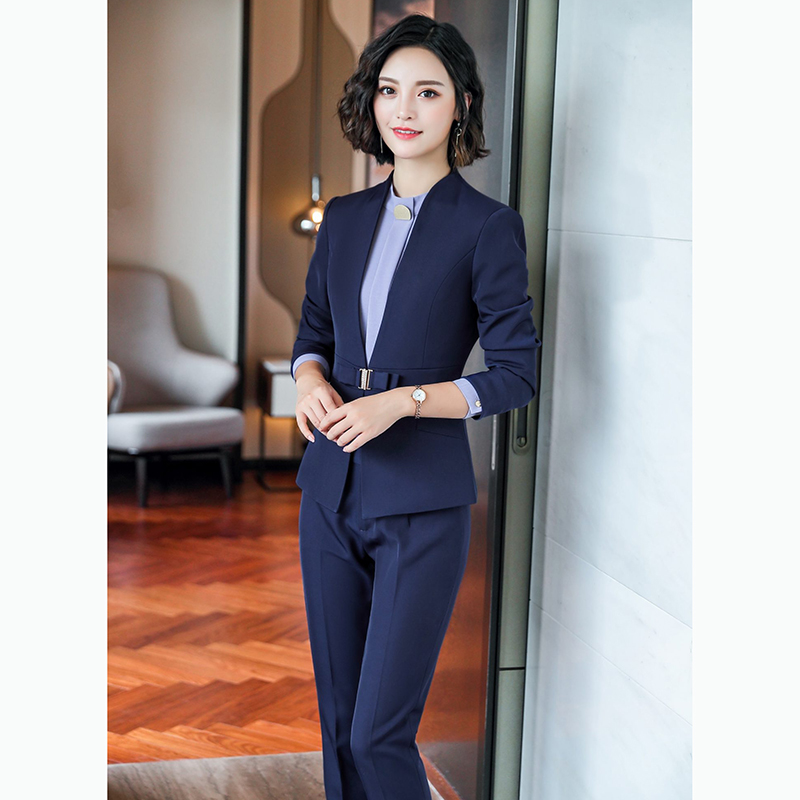 kudapy ชุดสูททำงานสีเทา/สีดำ/สีกรม ไม่มีปกพร้อมกางเกง จุดเด่นของชุดนี้คือการออกแบบชุดให้กระชับเข้ารูปสวยงาม