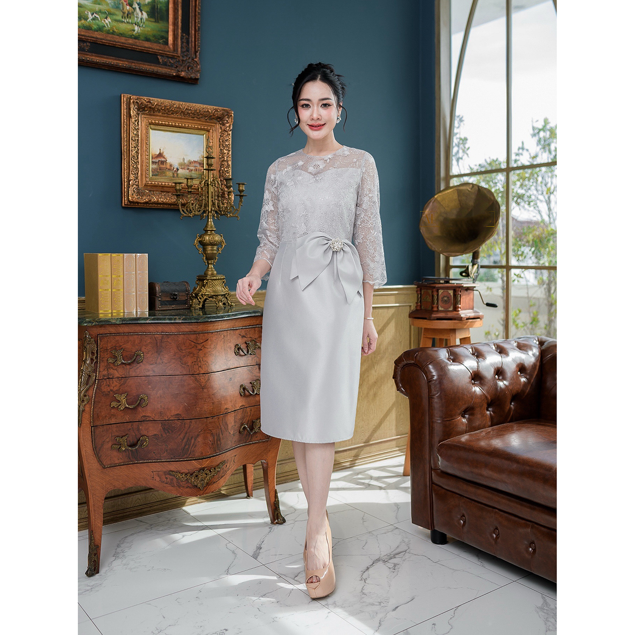 kudapy เดรสผ้าไหมลูกไม้ใยบวบ ตัวผ้าไหมช่วงกระโปรงอัดกาวผ้าให้อย่างดี ช่วงตัวเสื้อเป็นงานผ้าลูกไม้ใยบวบปักลายดอกไม้สวย