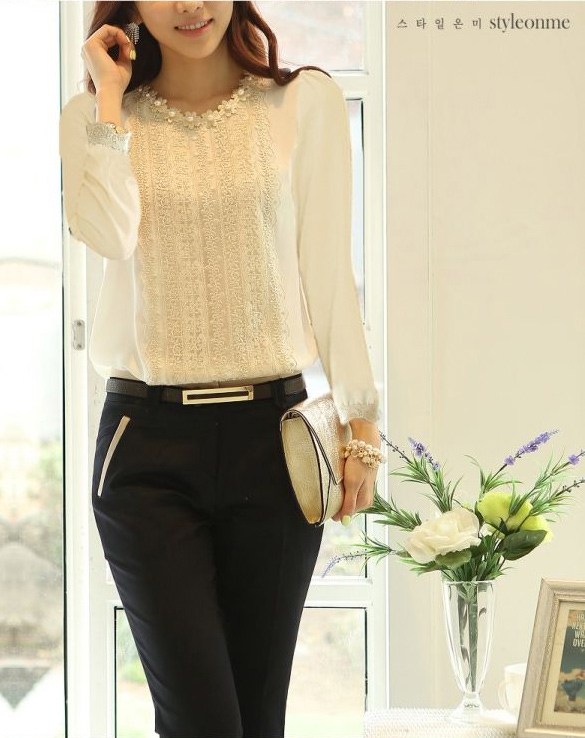 kudapy เสื้อลูกไม้สีขาว ชีฟองแขนยาว คอกลม ประดับช่วงคอและตัวเสื้อดด้วยลวดลายลูกไม้สวยเก๋