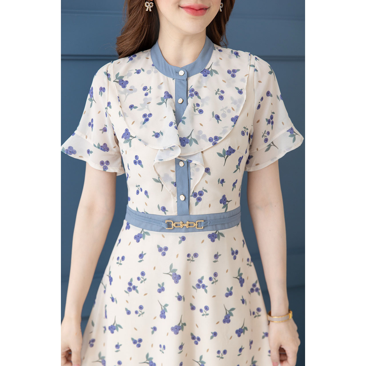 kudapy เดรสสั้นสีขาว ผ้าชีฟอง มีดีเทลระบายช่วงไหล่ถึงอก เป็นกระดุมหน้าเปิดได้จริง ช่วงเอวแต่งอะไหล่ทองเพิ่มความสวย