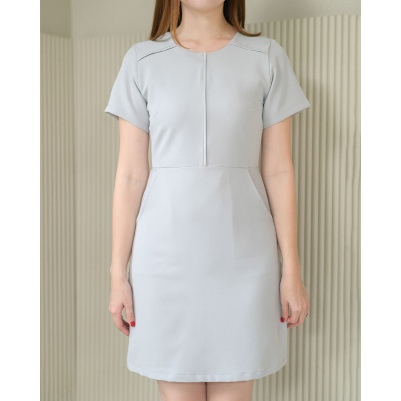 kudapy เดรสสั้นสีฟ้าอ่อน/สีแดงเข้ม/สีมัสตาร์ด ตัดต่อเล่นคัทติ้งกลางลำตัวและช่วงไหล่ มีกระเป๋าด้านข้าง งานซับในทั้งตัว