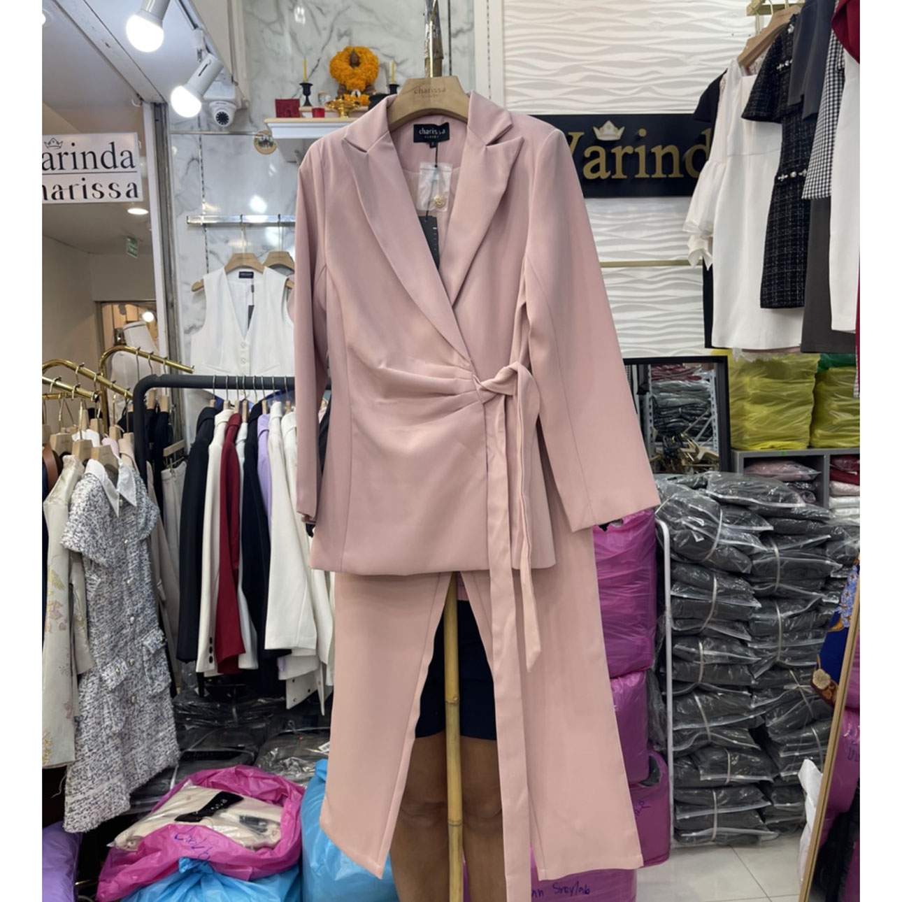 kudapy ชุดเซ็ทเสื้อสูททรงทันสมัย+กางเกง เสื้อแต่งจับจีบเพื่อให้ดูผอมเพรียม ด้านในเสื้อติดแป๊ก2 เม็ด