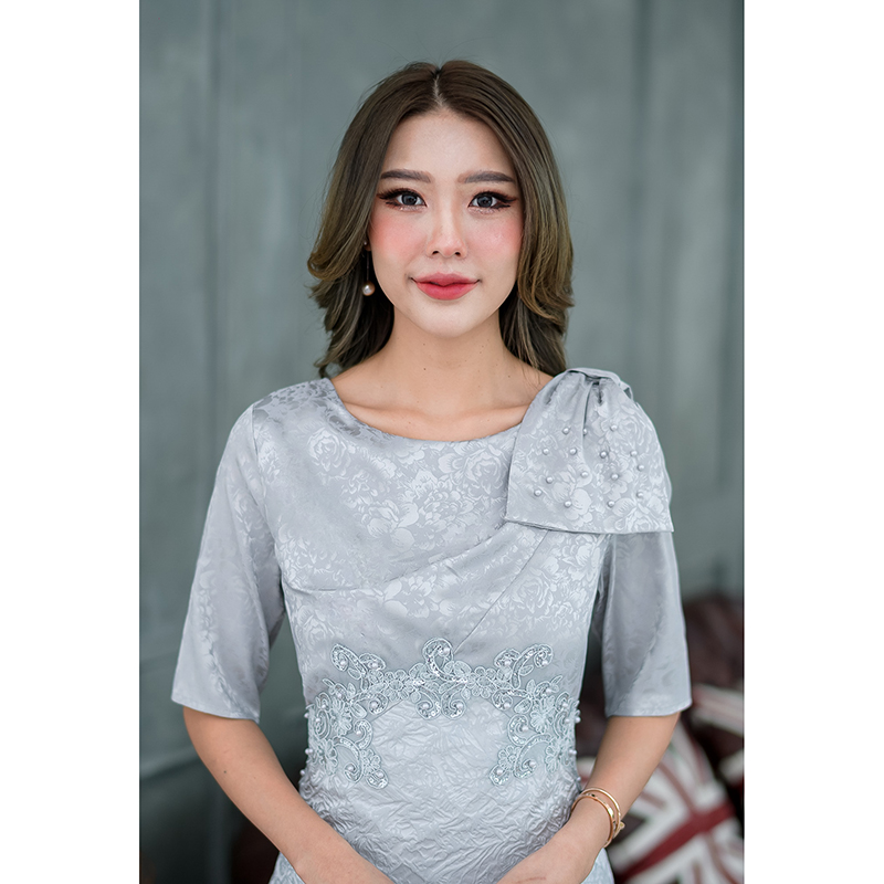 kudapy เดรสสั้นสีโอรส/สีเทา งานผสมผสานสองเนื้อผ้าและดีไซน์สวยหรุหรา ช่วงกระโปรงเป็นงานผ้า Jacquard ช่วงบนเป็นผ้า silk เนื้อเบานิ่มเงาเย็บ