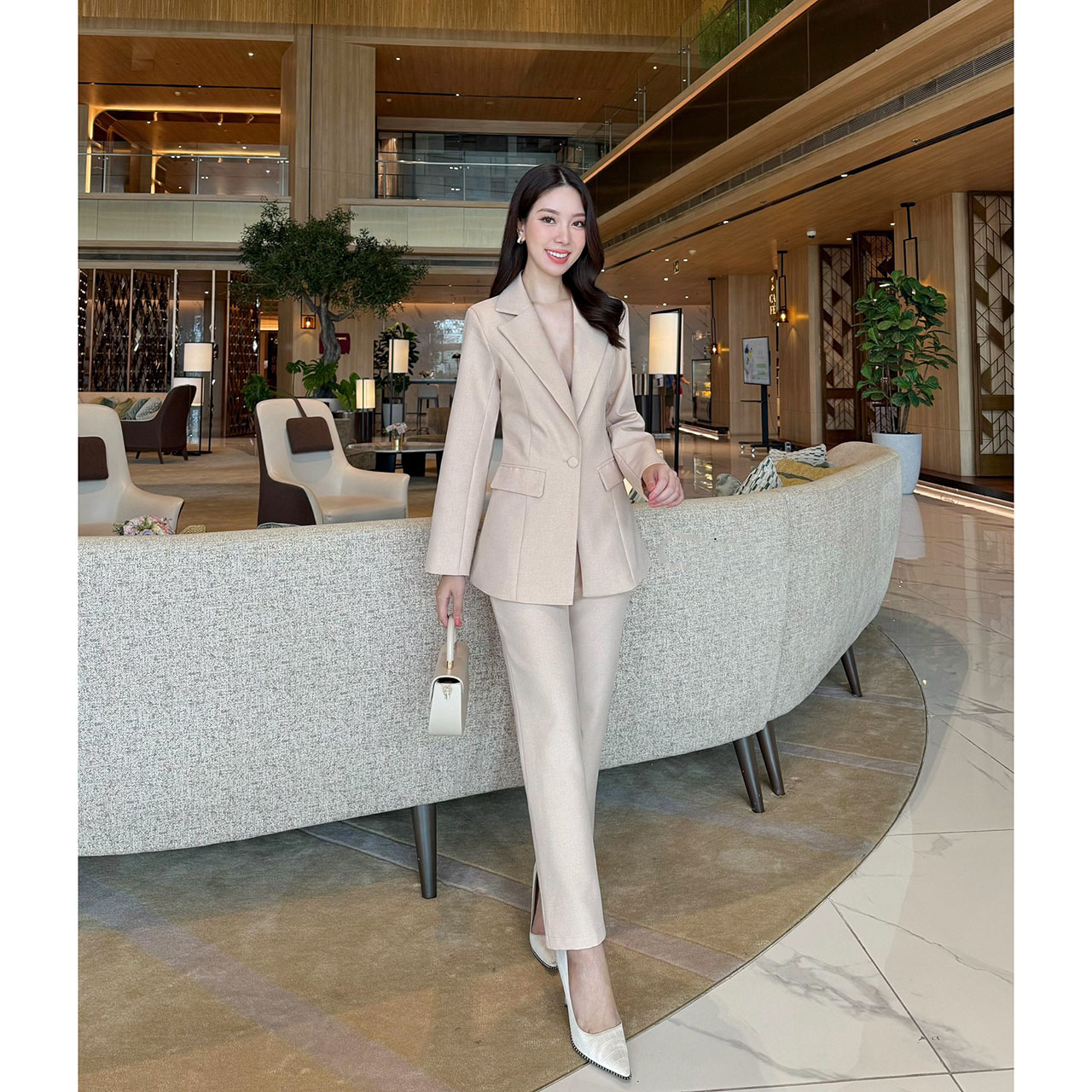 kudapy ชุดสูท สวยคลาสสิคแมทซ์ง่าย คล่องตัว เสื้อสูทมีซับในอย่างดี แต่งกระดุมปั้มผ้าเดียวกับสีชุด มาคู่กับกางเกงขายาวทรงกระบอกเล็กใส่สบาย